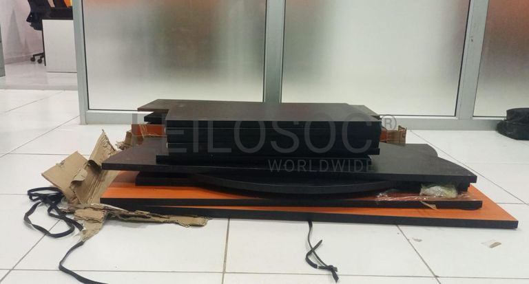 Secretária e mesa desmontadas