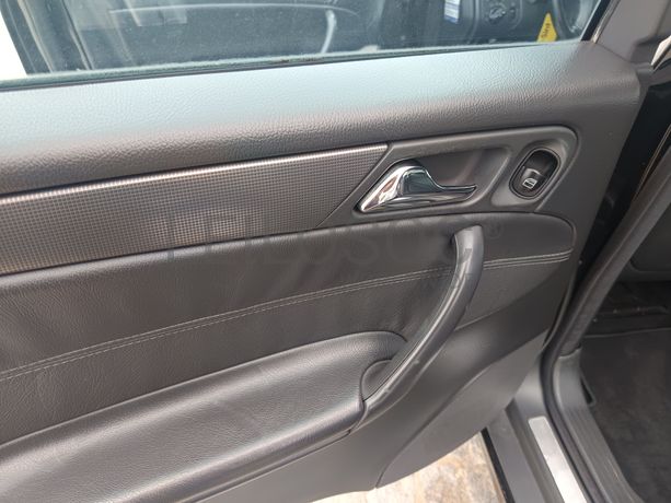 Mercedes-Benz C220 CDI · Ano 2002