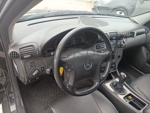 Mercedes-Benz C220 CDI · Ano 2002