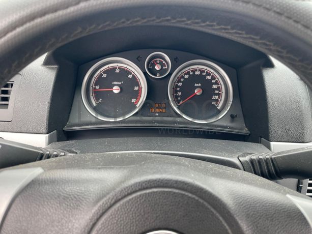 Opel Astra GTC 1.3 CTDI · Ano 2009