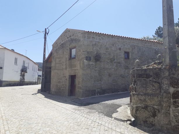 Moradia V2 com logradouro · Sobral da Serra, Guarda