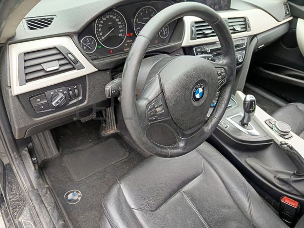 BMW 318D · Ano 2015