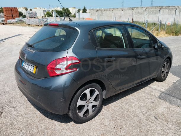 Peugeot 208 · Ano 2015