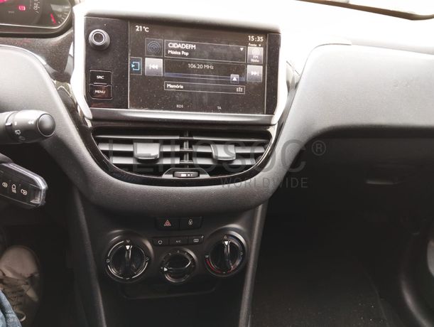 Peugeot 208 · Ano 2015