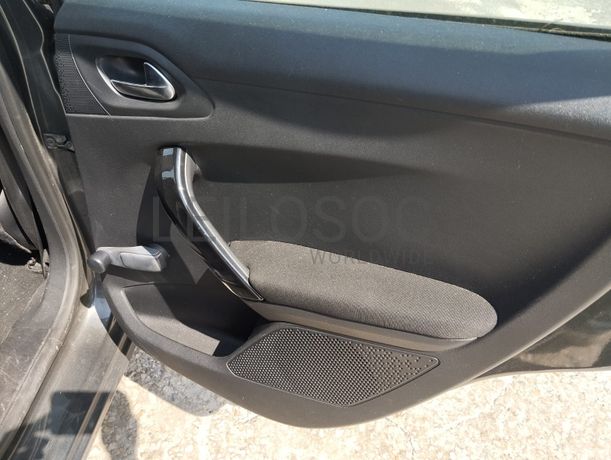 Peugeot 208 · Ano 2015