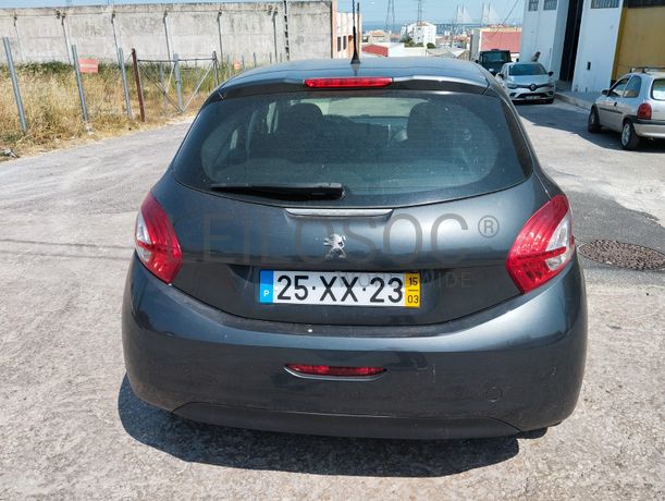Peugeot 208 · Ano 2015