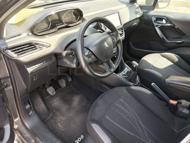 Peugeot 208 · Ano 2015