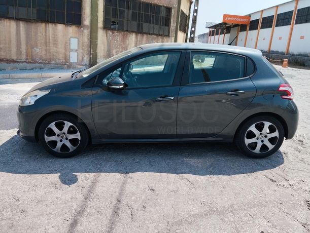 Peugeot 208 · Ano 2015