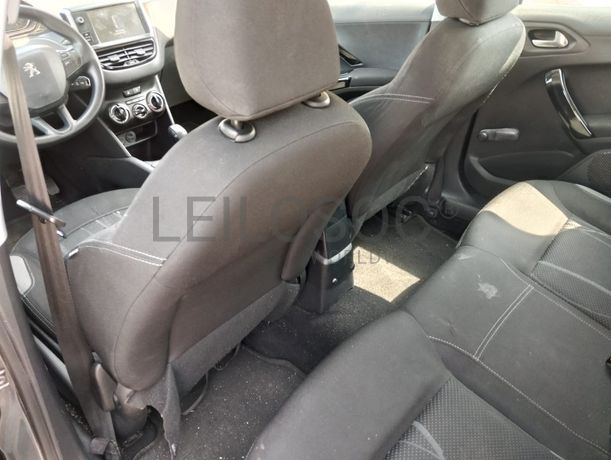 Peugeot 208 · Ano 2015