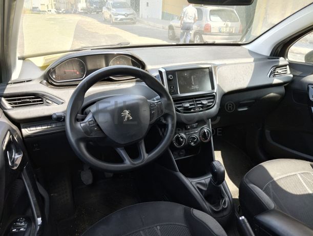Peugeot 208 · Ano 2015