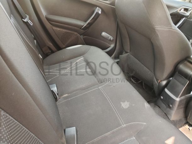 Peugeot 208 · Ano 2015