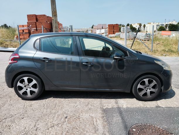 Peugeot 208 · Ano 2015