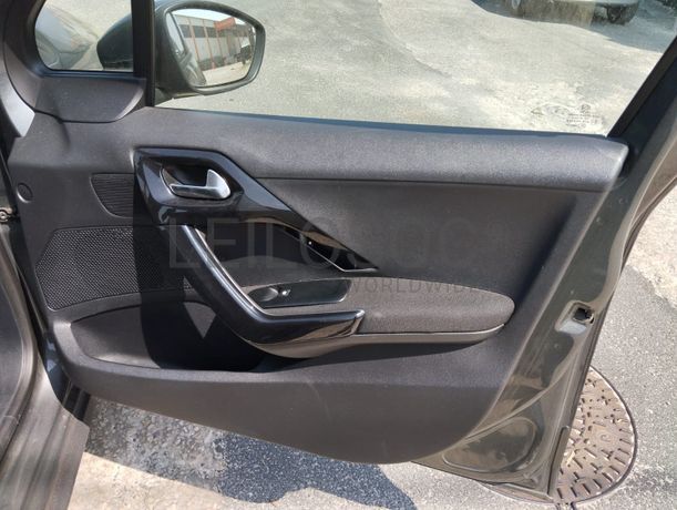 Peugeot 208 · Ano 2015