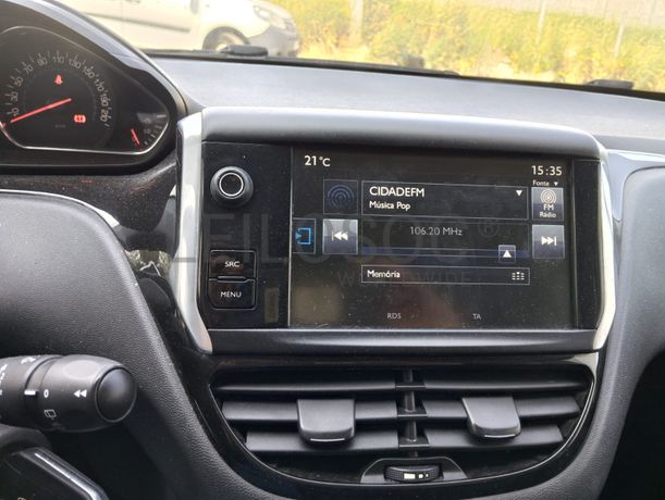 Peugeot 208 · Ano 2015