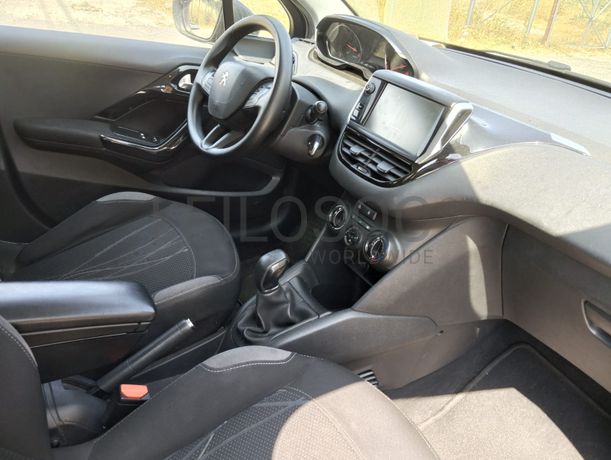 Peugeot 208 · Ano 2015