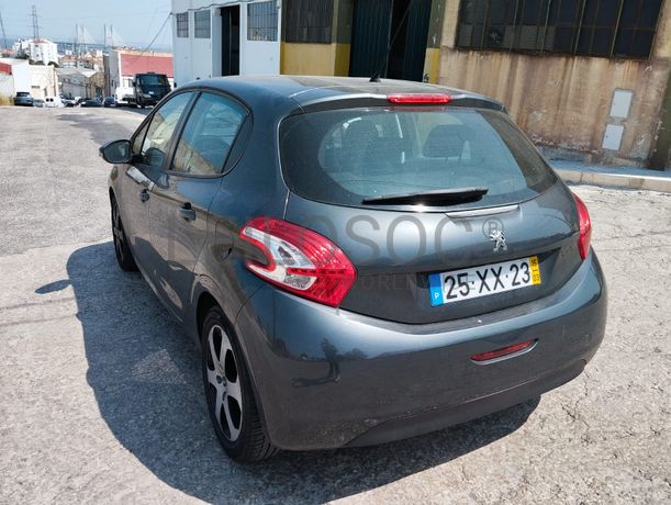 Peugeot 208 · Ano 2015
