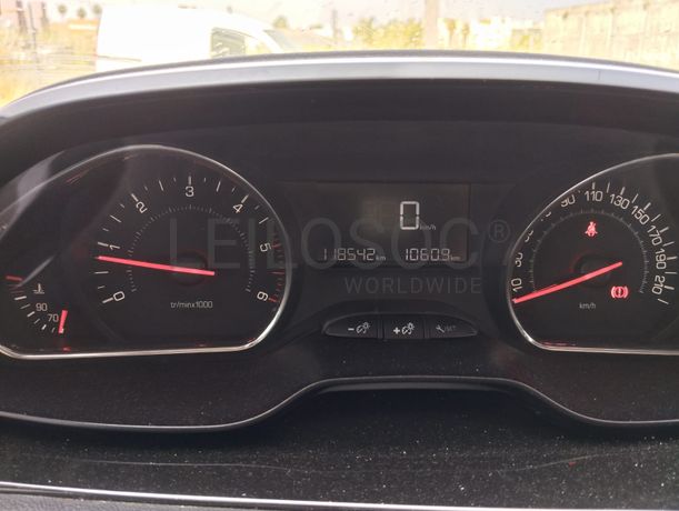 Peugeot 208 · Ano 2015