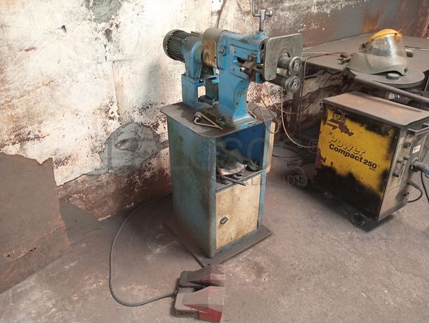 Máquina de fazer canal · Puncionadora