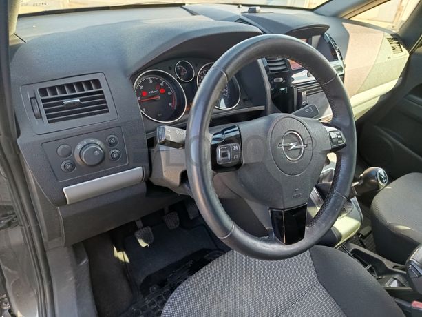 Opel Zafira · Ano 2011