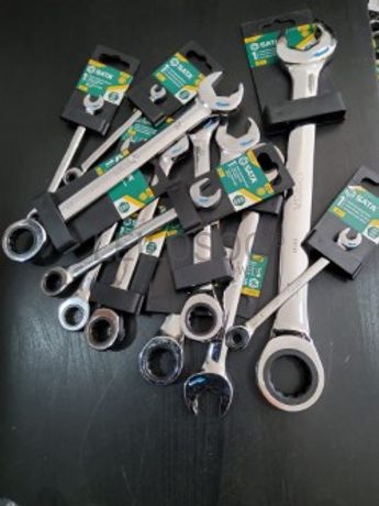 CONJUNTO DE 11 CHAVES COM ROQUETE NA BOCA E NA LUNETA