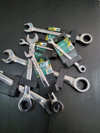 CONJUNTO DE 8 CHAVES COM ROQUETE NA BOCA E NA LUNETA