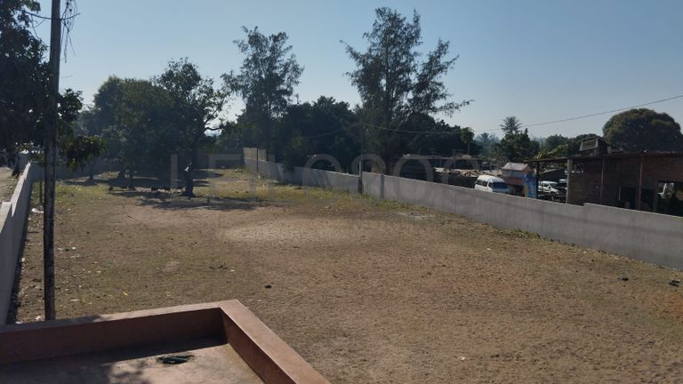 Infraestruturas em Terreno Murado na Zona Industrial da Matola