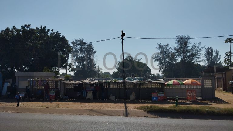 Infraestruturas em Terreno Murado na Zona Industrial da Matola