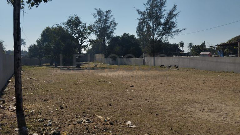 Infraestruturas em Terreno Murado na Zona Industrial da Matola