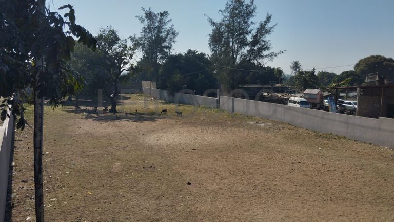 Infraestruturas em Terreno Murado na Zona Industrial da Matola
