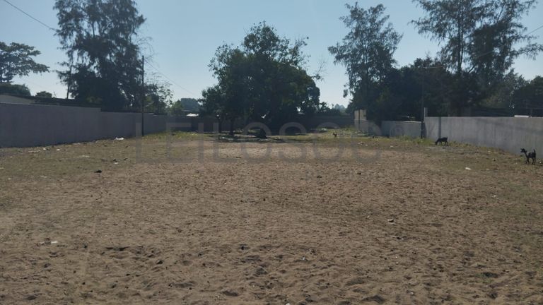 Infraestruturas em Terreno Murado na Zona Industrial da Matola