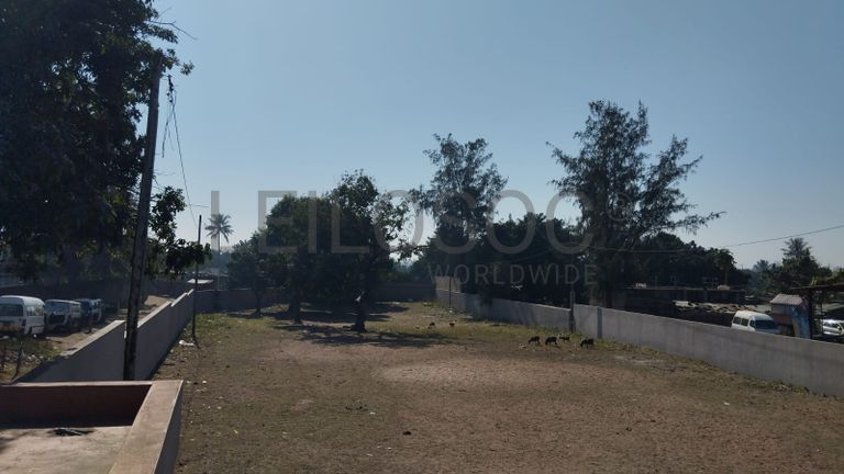 Infraestruturas em Terreno Murado na Zona Industrial da Matola