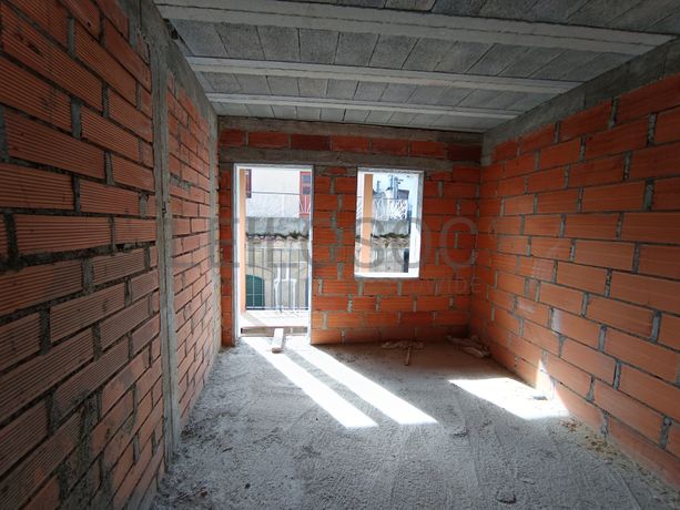 Edifício com 3 Pisos · Tabuaço