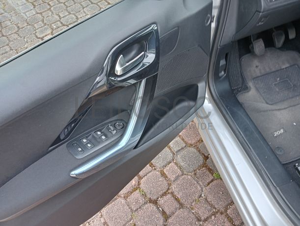 Peugeot 208 · Ano 2012