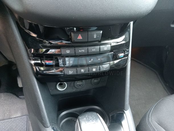 Peugeot 208 · Ano 2012