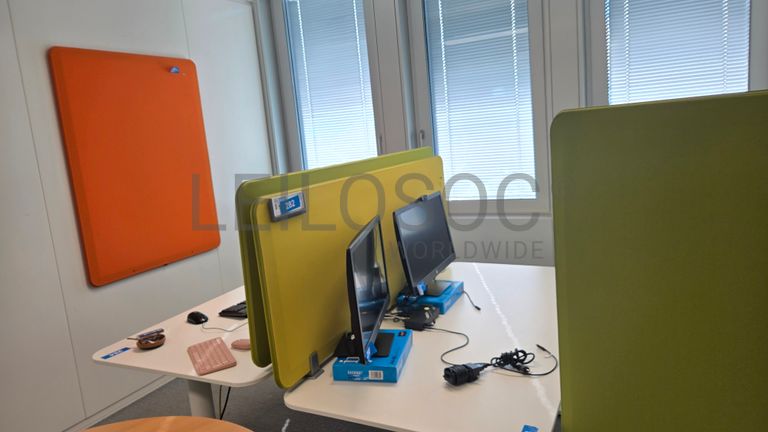 Espace de travail ergonomique avec mobilier complet