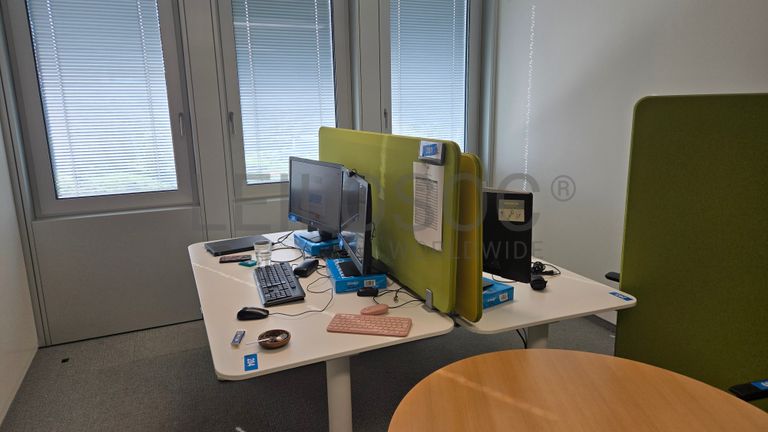 Espace de travail ergonomique avec mobilier complet