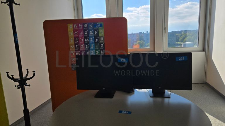 Coin de réunion avec panneau acoustique mobile