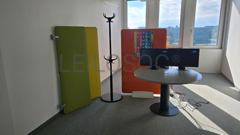 Coin de réunion avec panneau acoustique mobile