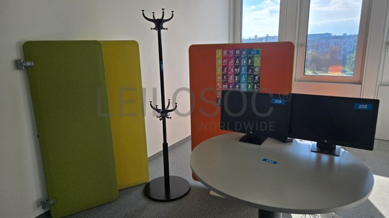 Coin de réunion avec panneau acoustique mobile