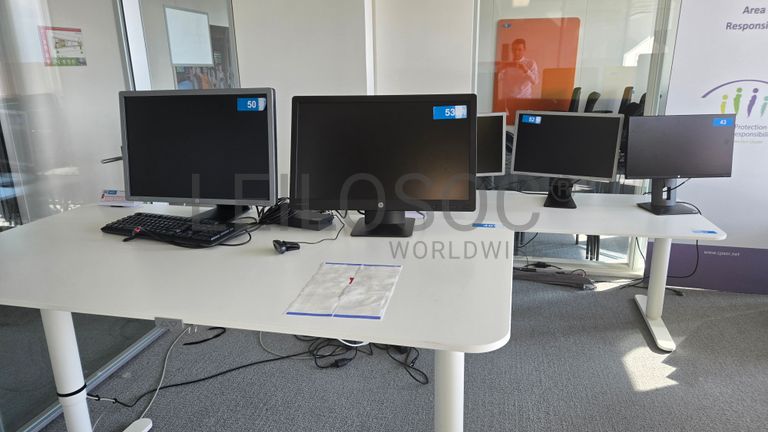 Espace de bureau modulable avec cloisons et écrans HP