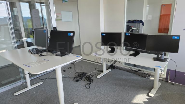 Espace de bureau modulable avec cloisons et écrans HP