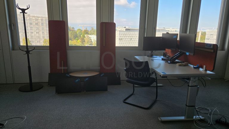 Espace de travail hybride avec mobilier design