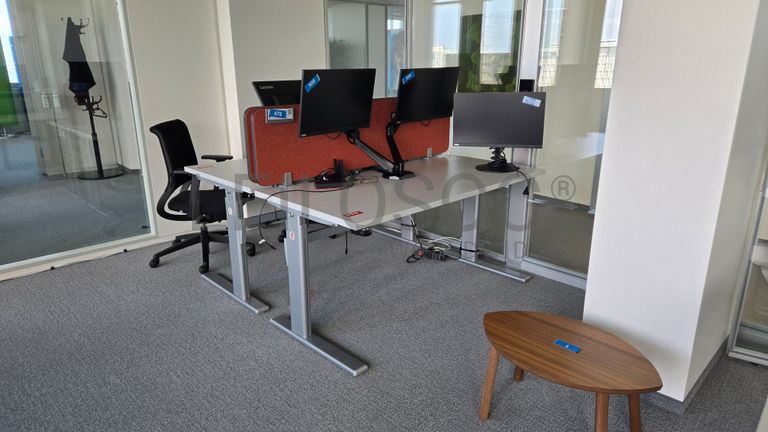 Espace de travail hybride avec mobilier design