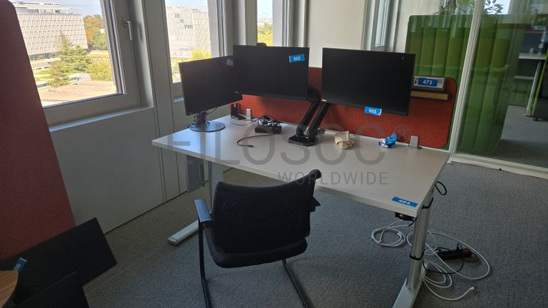 Espace de travail hybride avec mobilier design