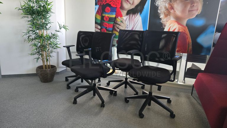 Salon d’attente décoratif avec mobilier et plantes