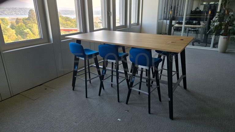 Zone de coworking colorée