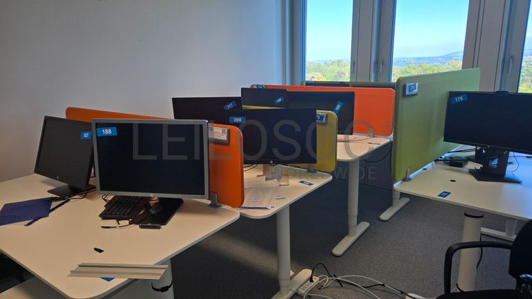 Ensemble de postes de travail avec écrans HP