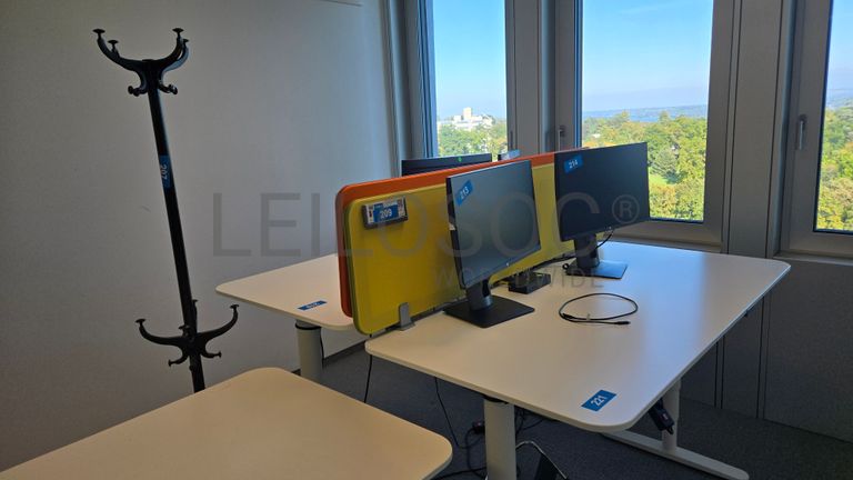 Ensemble de bureaux réglables avec écrans HP