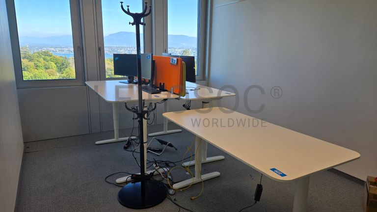 Ensemble de bureaux réglables avec écrans HP