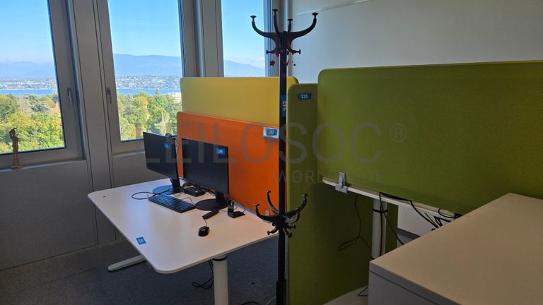 Ensemble de bureaux modernes avec écrans Lenovo